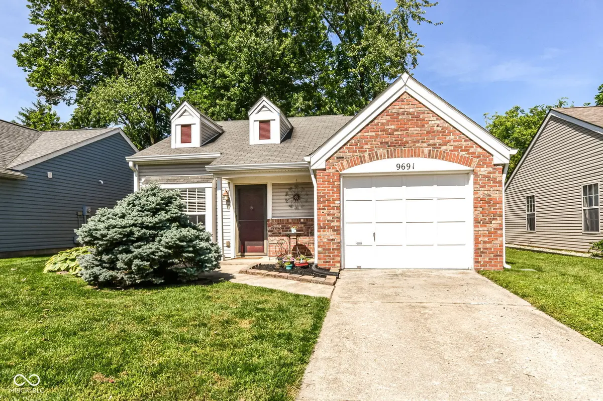 9691 Roxbury DR, Fishers, IN 46038