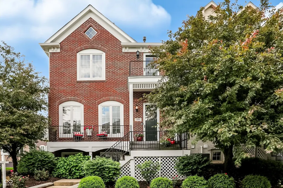 201 Manchester DR, Zionsville, IN 46077