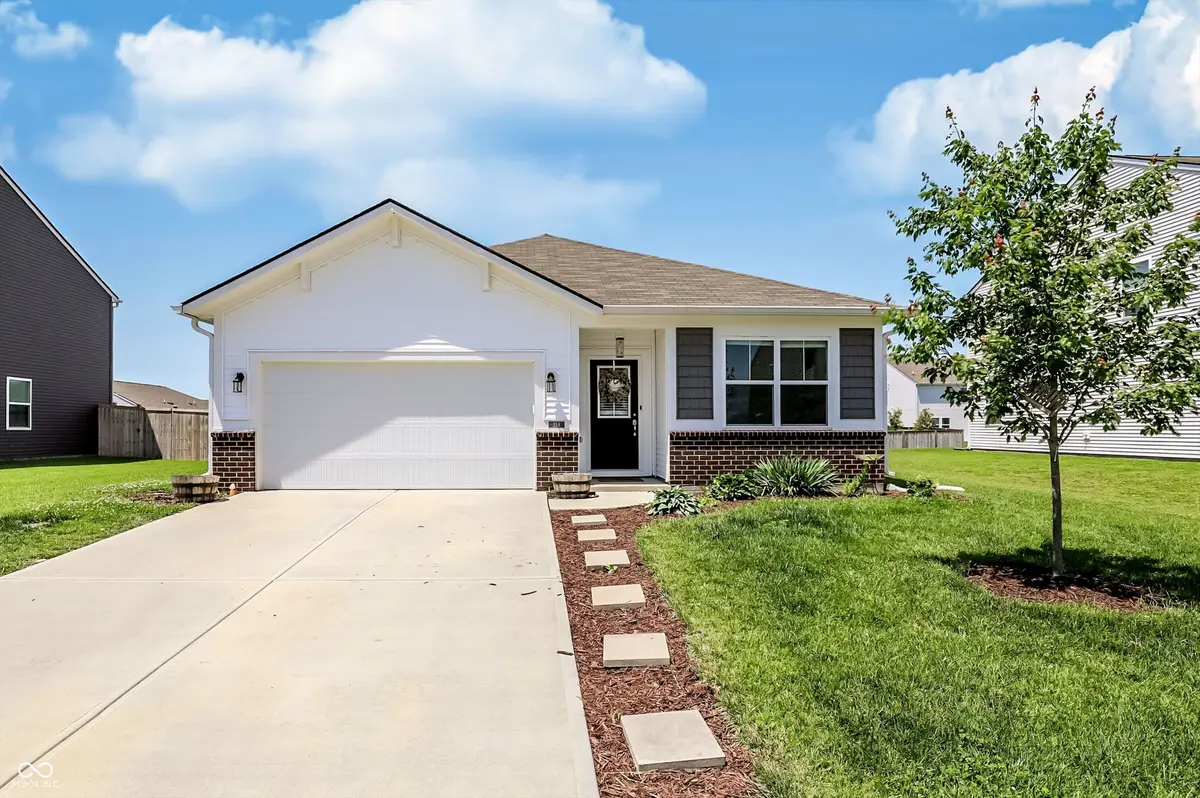 358 Switchgrass LN, Whiteland, IN 46184