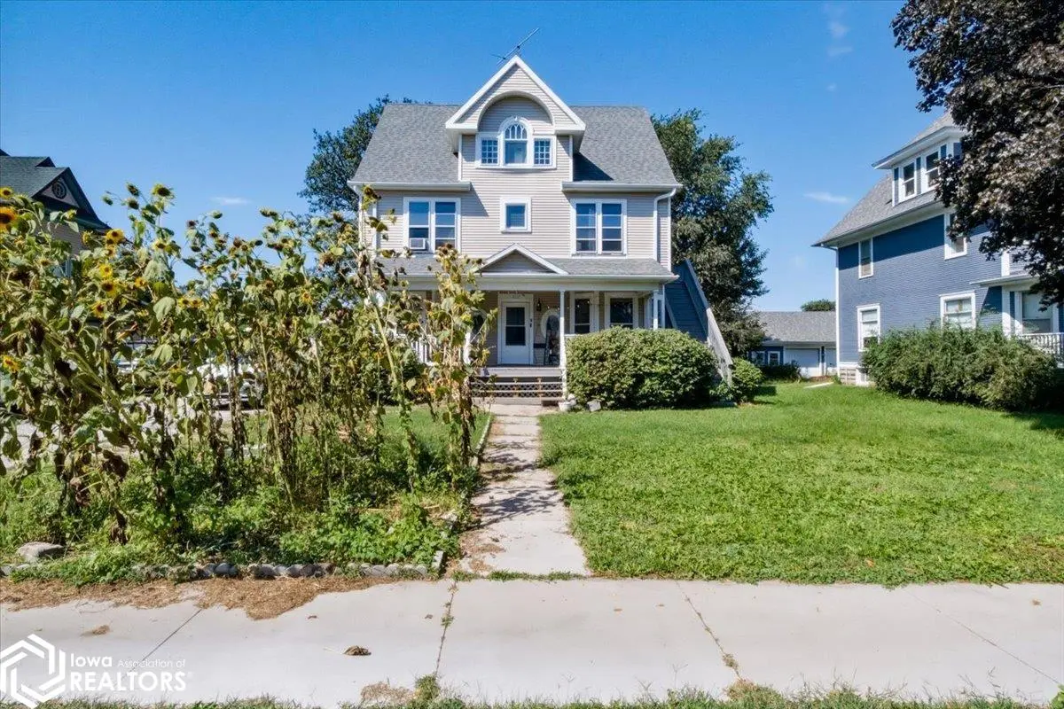 1221 West ST, Grinnell, IA 50112