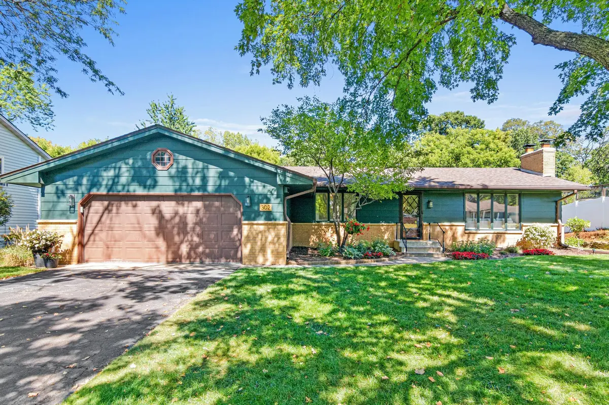 302 Heritage CIR N, Burnsville, MN 55337