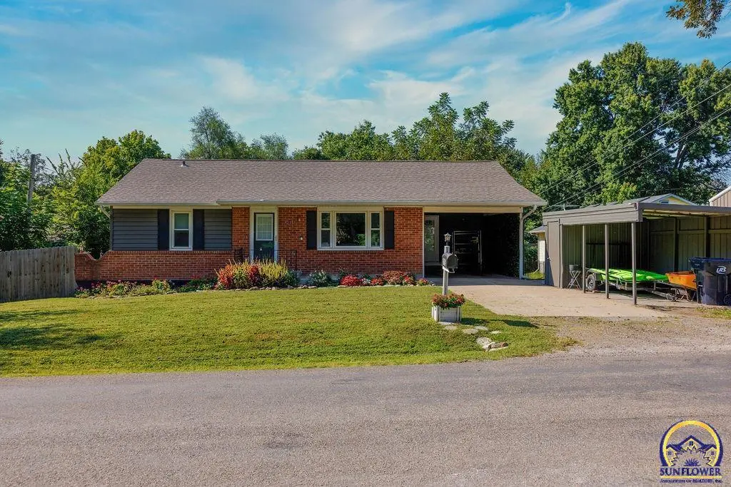 115 E 3rd ST, Holton, KS 66436-8504