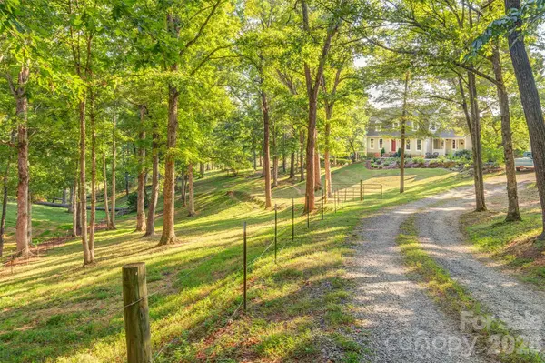 64 Greenridge RD, Weaverville, NC 28787