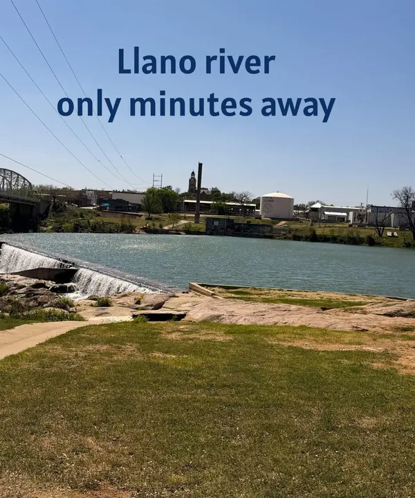 00 E Navarro ST, Llano, TX 78643