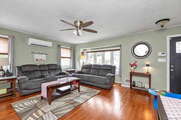 3917 Miller PL, Levittown, NY 11756
