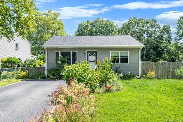 12 Allanwood DR, Shirley, NY 11967