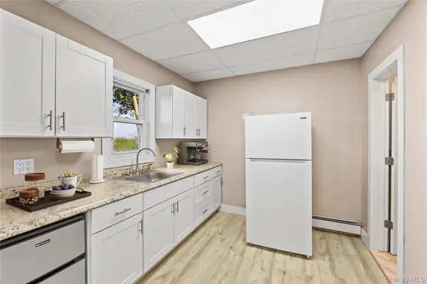 15 E Carl ST, Hicksville, NY 11801