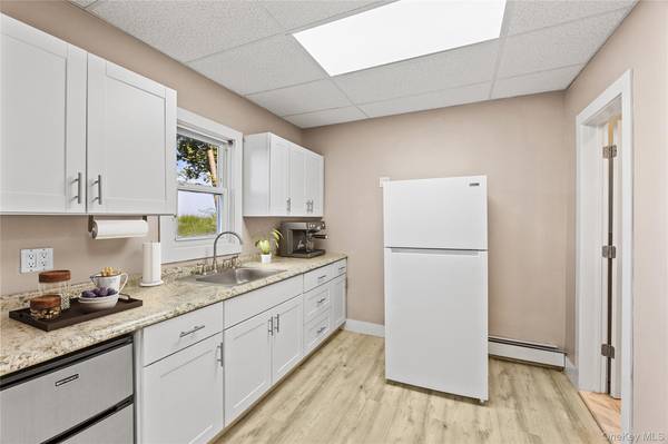15 E Carl ST, Hicksville, NY 11801