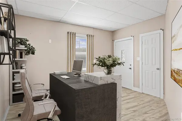 15 E Carl ST, Hicksville, NY 11801