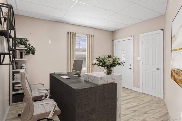 15 E Carl ST, Hicksville, NY 11801