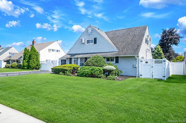 90 TWIN LN, Wantagh, NY 11793