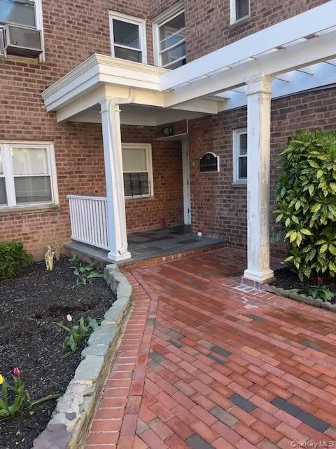 80 Knightsbridge RD #3F, Great Neck, NY 11021