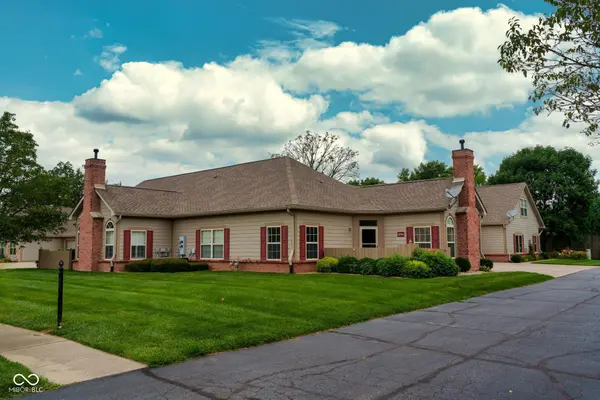 1064 Laurelwood LN, Greenwood, IN 46142