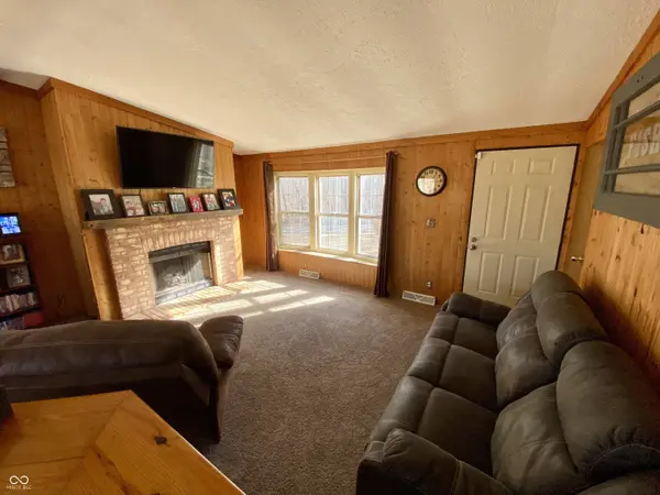 786 E Bonebrake RD, Veedersburg, IN 47987
