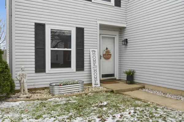 345 Sunburst LN, Greenwood, IN 46143