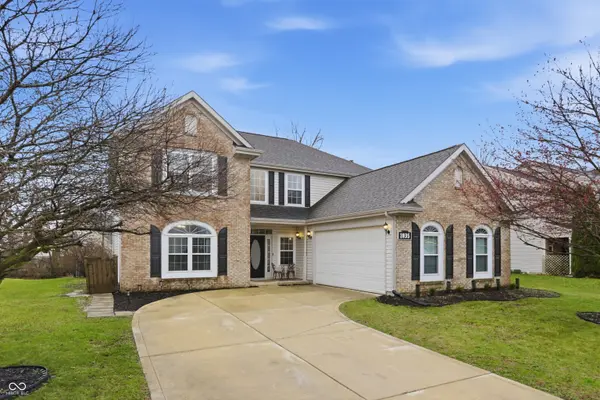 1035 Heatherwood DR, Greenwood, IN 46143