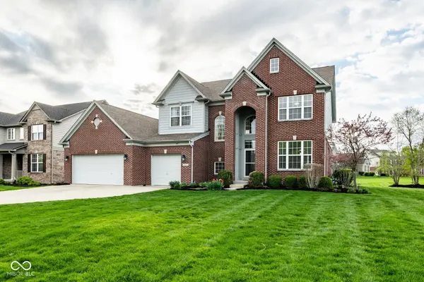 6821 Woodhaven PL, Zionsville, IN 46077
