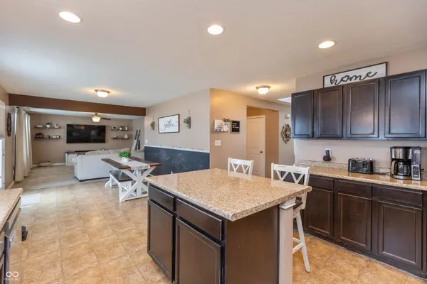 4674 Maplelawn DR, Columbus, IN 47203