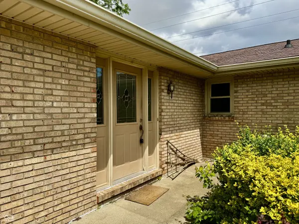 4860 Woodcrest DR, Columbus, IN 47203