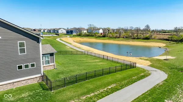 1041 Elmwood LN, Greenwood, IN 46143