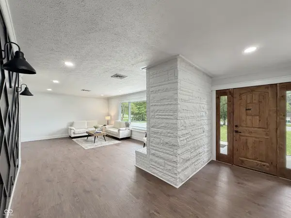 8050 W Oak ST, Zionsville, IN 46077