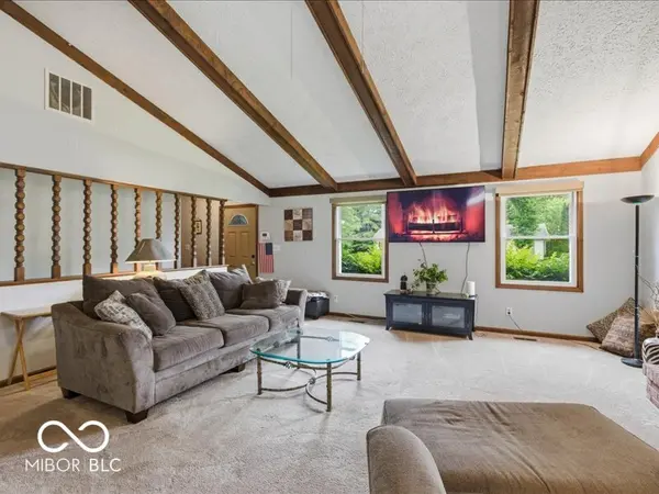 6725 Lakeknoll DR, Indianapolis, IN 46220