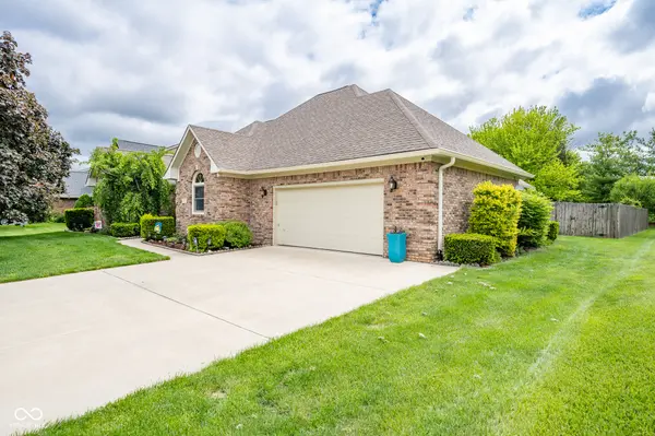 231 Meadowview LN, Greenwood, IN 46142