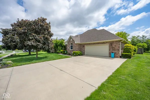 231 Meadowview LN, Greenwood, IN 46142