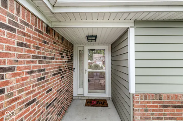 611 Sunblest BLVD S, Fishers, IN 46038