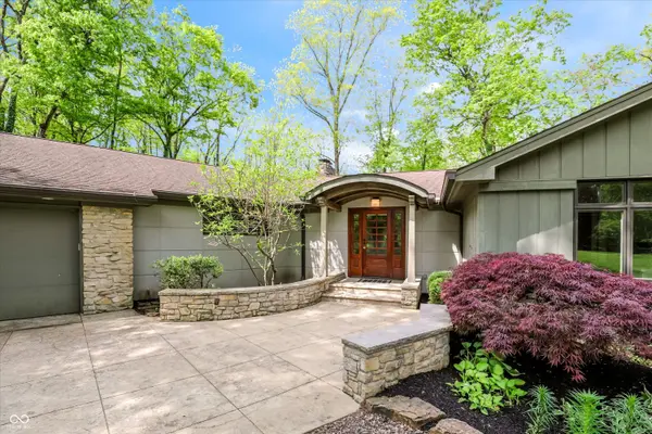 9202 Fanchon DR, Zionsville, IN 46077