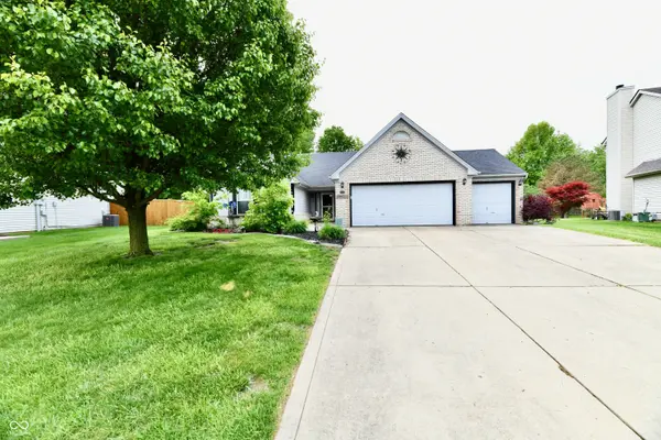1035 Springwater DR, Greenwood, IN 46143