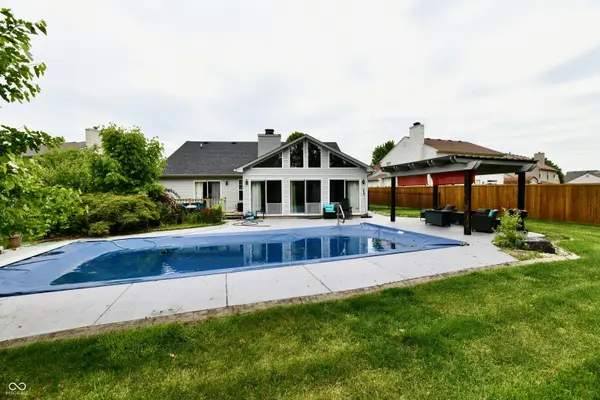 1035 Springwater DR, Greenwood, IN 46143