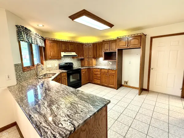 180 Oakbrook DR, Columbus, IN 47201