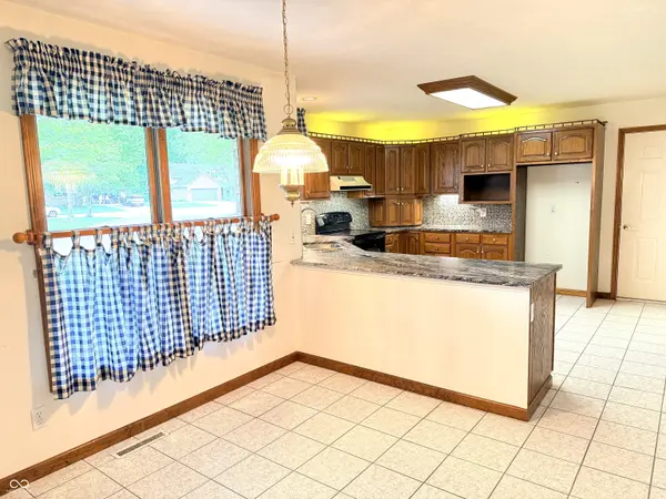 180 Oakbrook DR, Columbus, IN 47201