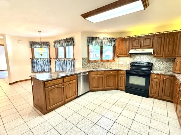 180 Oakbrook DR, Columbus, IN 47201