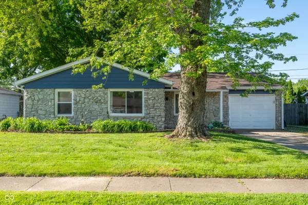 8215 W Fairview DR W, Yorktown, IN 47396