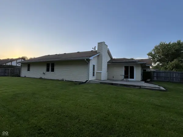 725 Green Meadow DR, Greenwood, IN 46143