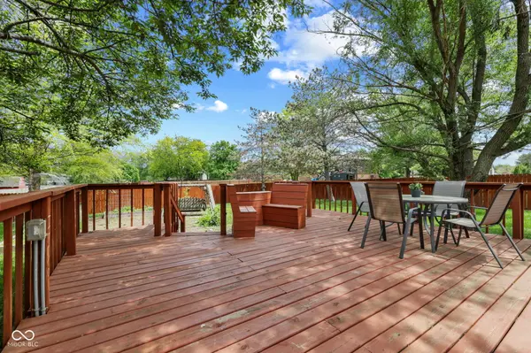 525 N Greenbriar DR, Greenwood, IN 46142