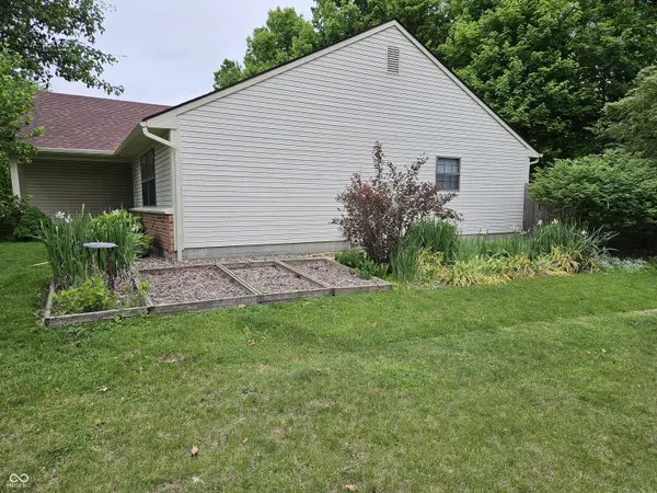 8031 Cherrybark DR, Indianapolis, IN 46236
