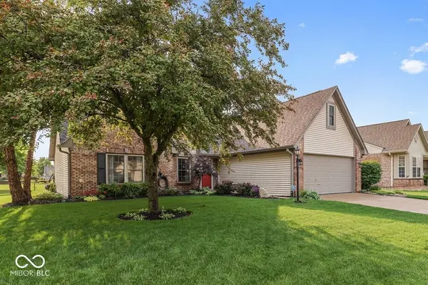 1053 Fountain Grass DR, Greenwood, IN 46143