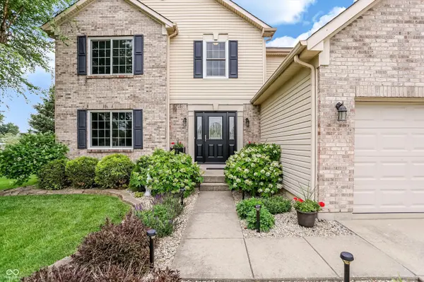322 Wakefield DR E, Greenwood, IN 46142