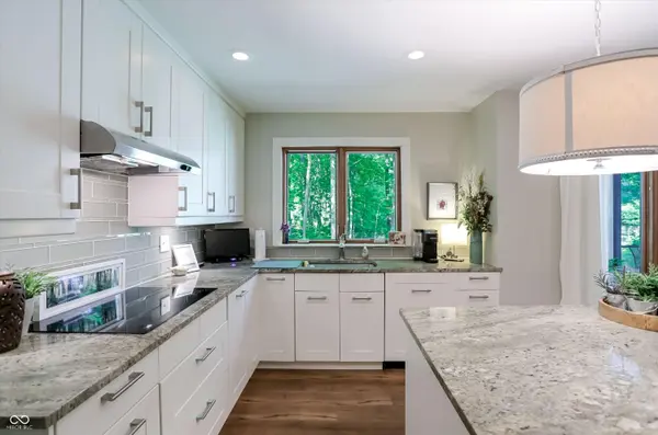 100 Spring DR, Zionsville, IN 46077