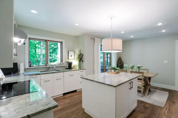 100 Spring DR, Zionsville, IN 46077