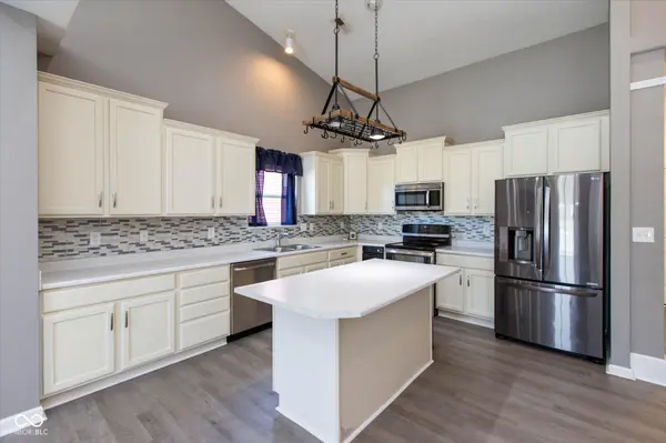 898 Briarstone DR, Greenwood, IN 46143