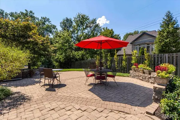 1060 McKnight Orchard LN, Richmond Heights, MO 63117
