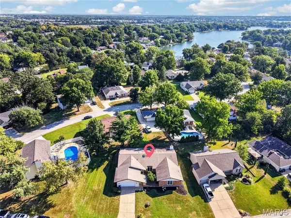 202 Rue Grand DR, Lake St Louis, MO 63367