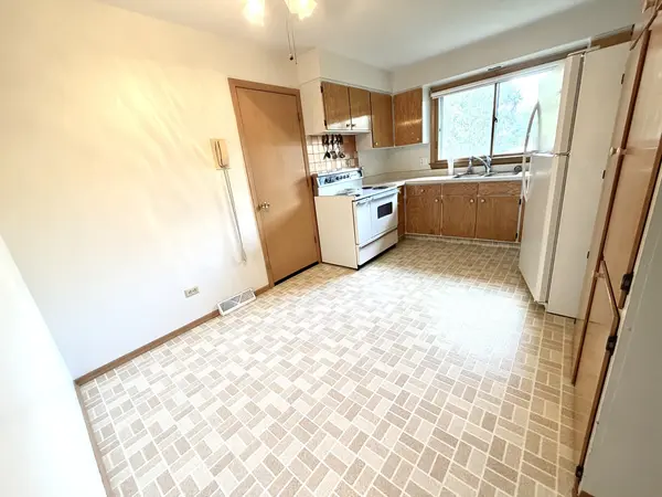 2323 Carriage LN, Lindenhurst, IL 60046