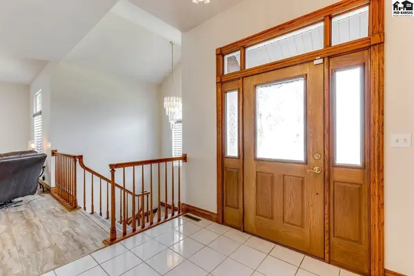 3905 Meadow Ridge Ln, Hutchinson, KS 67502