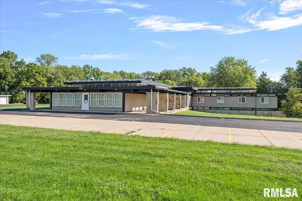 1440 W WALNUT ST, Jacksonville, IL 62650