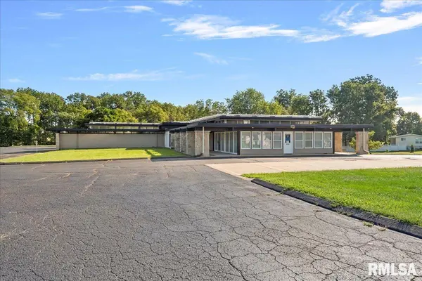 1440 W WALNUT ST, Jacksonville, IL 62650
